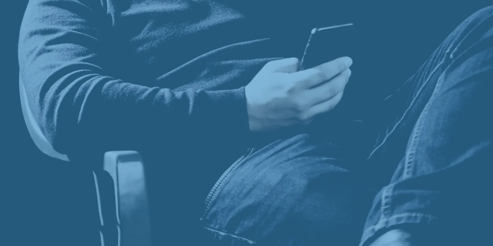 Person scrollt auf dem Smartphone durch soziale Netzwerke