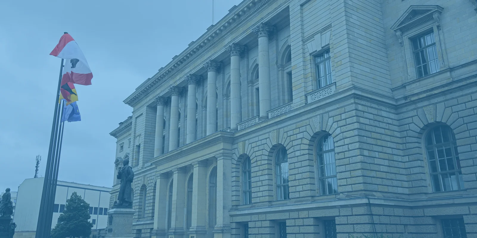 Abgeordnetenhaus von Berlin mit Berliner Flagge, Deutschland- und Europaflagge
